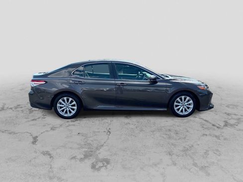 Used 2018 Toyota Camry LE w/ Moonroof Package FWD image 9