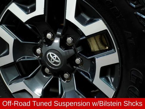 Used 2018 Toyota Tacoma TRD Off-Road w/ Technology Package AWD/4WD image 10