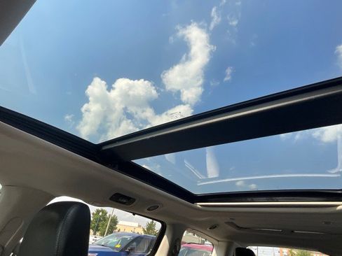 Used 2019 Chrysler Pacifica Limited w/ Tire & Wheel Group FWD image 4