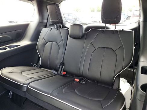New 2026 Chrysler Pacifica Limited image 9