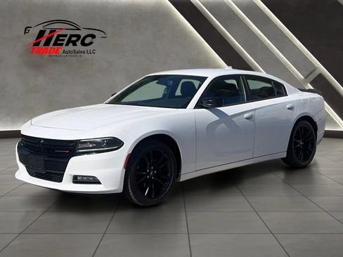 Used 2017 Dodge Charger SXT w/ Blacktop Package RWD image 7