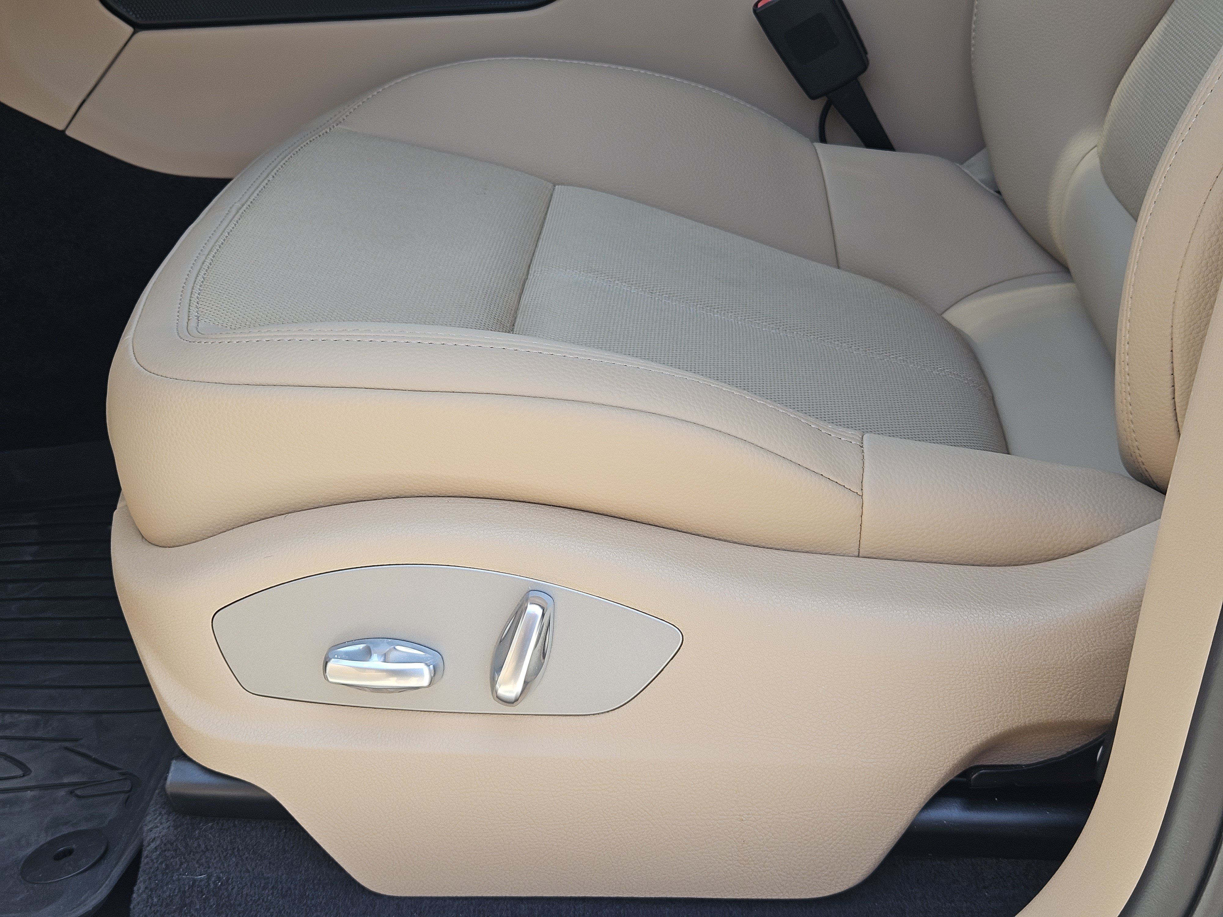 Certified 2026 Porsche Macan AWD/4WD image 24