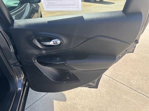 Used 2023 Jeep Cherokee Altitude Lux image 28