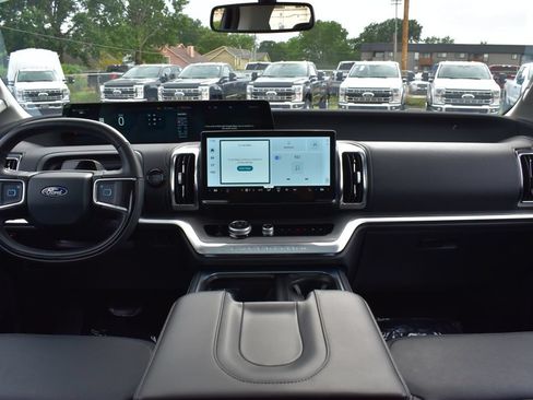 Certified 2025 Ford Expedition Platinum AWD/4WD image 13