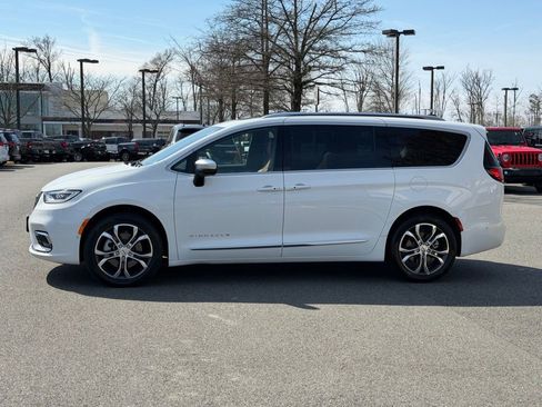 Used 2025 Chrysler Pacifica Pinnacle w/ Trailer Tow Group image 10