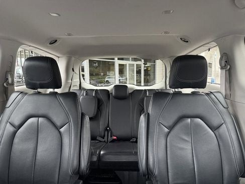 Used 2022 Chrysler Pacifica Touring-L image 30