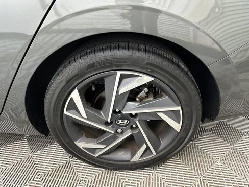 Used 2025 Hyundai Elantra Limited FWD image 19