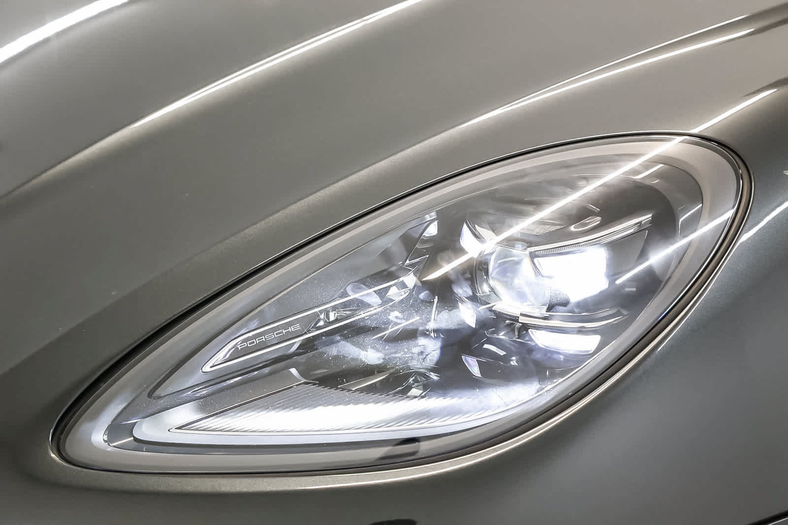 Certified 2023 Porsche Macan AWD/4WD image 13