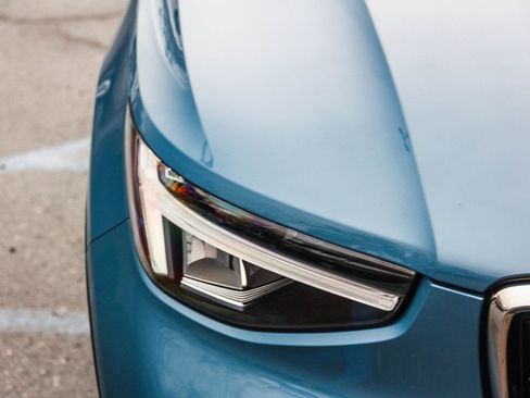 Used 2025 Volvo XC40 B5 Core image 12