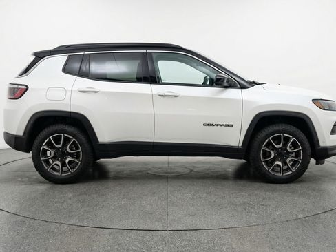 Used 2025 Jeep Compass Trailhawk AWD/4WD image 11