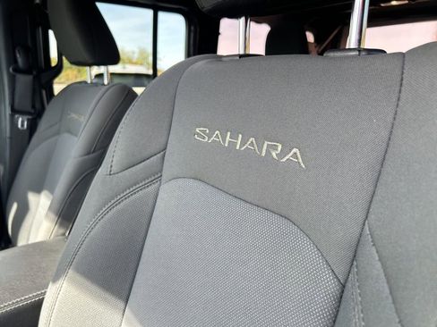 Used 2018 Jeep Wrangler Unlimited Sahara image 17