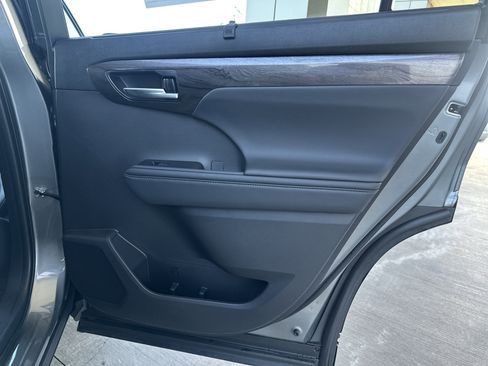 Used 2026 Toyota Highlander Limited image 14