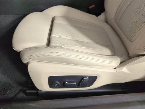 Used 2025 BMW 230i Coupe w/ Convenience Package image 11