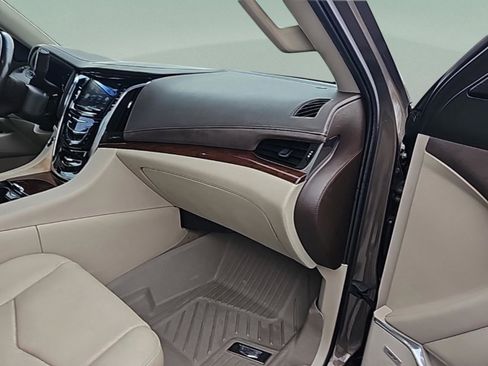 Used 2016 Cadillac Escalade Luxury image 36