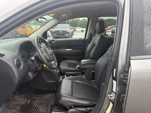 Used 2014 Jeep Compass Latitude AWD/4WD image 3
