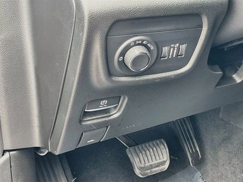 Used 2025 Jeep Grand Cherokee Altitude RWD image 9