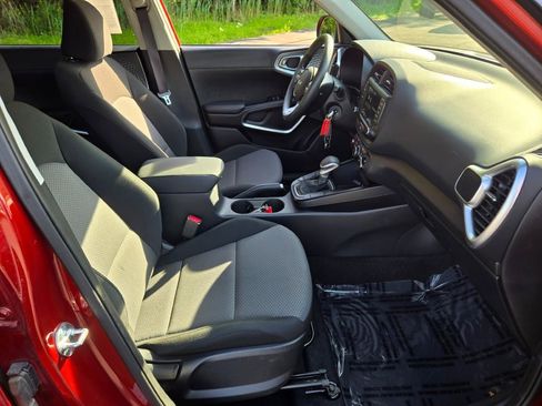 Used 2025 Kia Soul LX w/ LX Technology Package FWD image 7