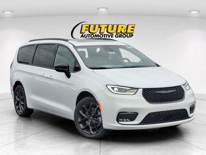 New 2026 Chrysler Pacifica Limited w/ Uconnect Theater Family Group