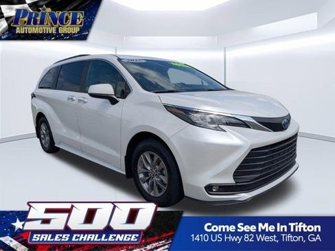 Used 2025 Toyota Sienna XLE w/ XLE Plus Package FWD image 1