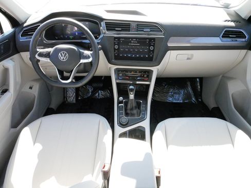 Certified 2024 Volkswagen Tiguan SE w/ Panoramic Sunroof Package image 10