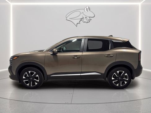 Used 2025 Nissan Kicks SV w/ Illumination Package AWD/4WD image 2