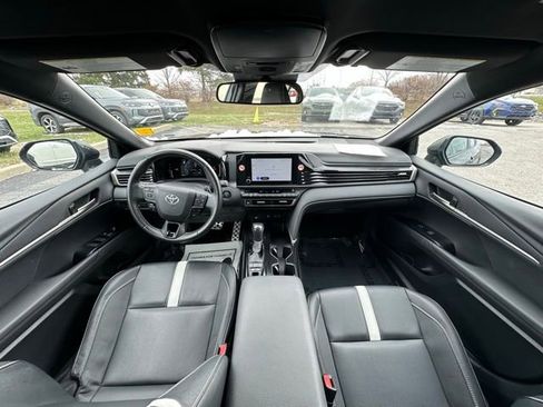 Used 2025 Toyota Camry SE image 11