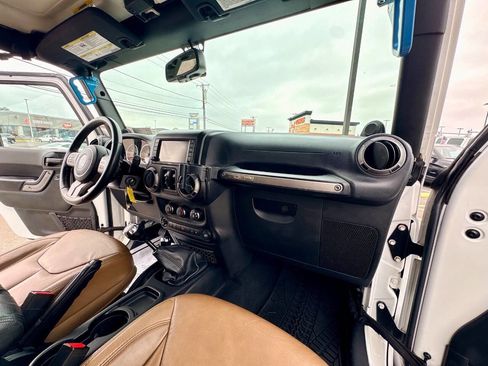 Used 2013 Jeep Wrangler Unlimited Sahara image 36