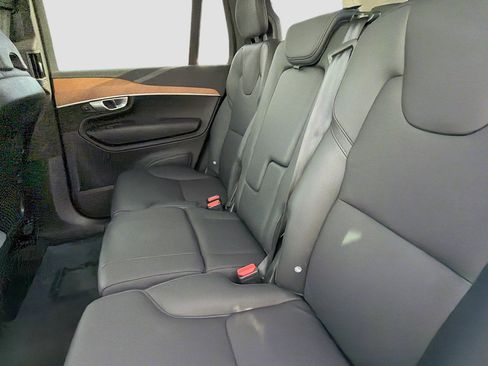 Used 2023 Volvo XC90 B6 Plus image 21