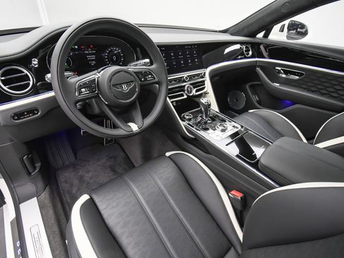 Used 2025 Bentley Flying Spur Plug-In Hybrid image 2