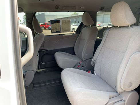 Used 2016 Toyota Sienna LE FWD image 23