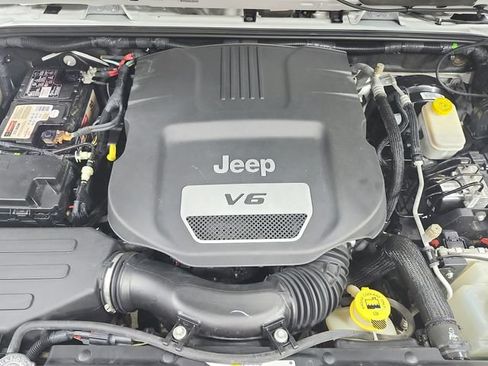 Used 2016 Jeep Wrangler Sahara w/ Connectivity Group AWD/4WD image 18