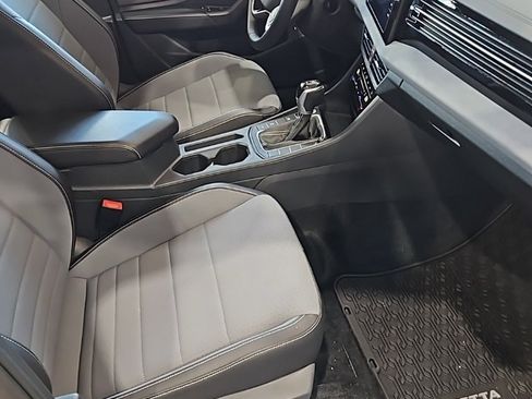 Used 2025 Volkswagen Jetta SE image 13