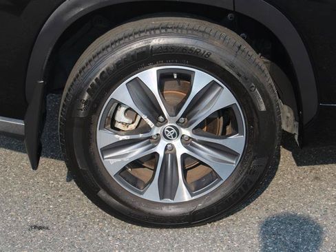 Used 2024 Toyota Highlander XLE FWD image 10