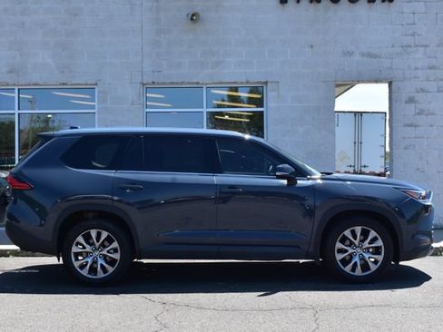Used 2024 Toyota Grand Highlander AWD image 3
