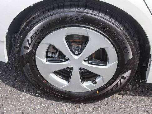 Used 2015 Toyota Prius Four image 13