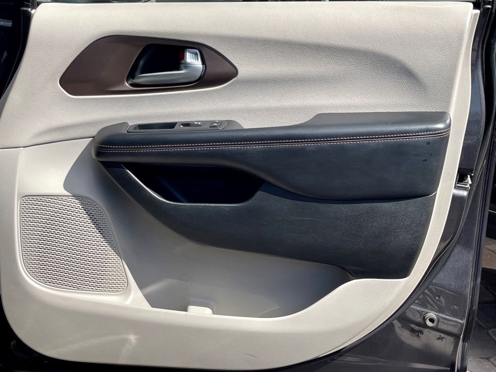Used 2018 Chrysler Pacifica Touring-L FWD image 36