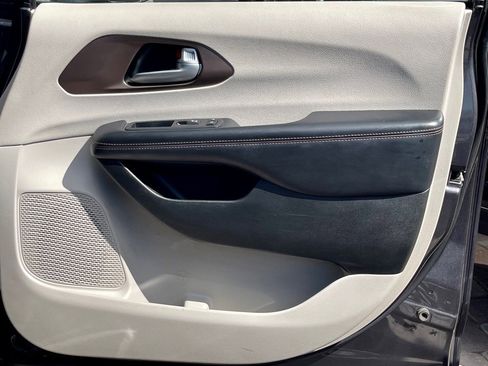 Used 2018 Chrysler Pacifica Touring-L image 36