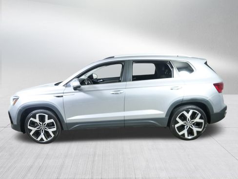 Used 2022 Volkswagen Taos SEL image 4