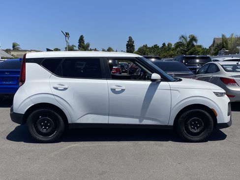Used 2020 Kia Soul LX FWD image 2