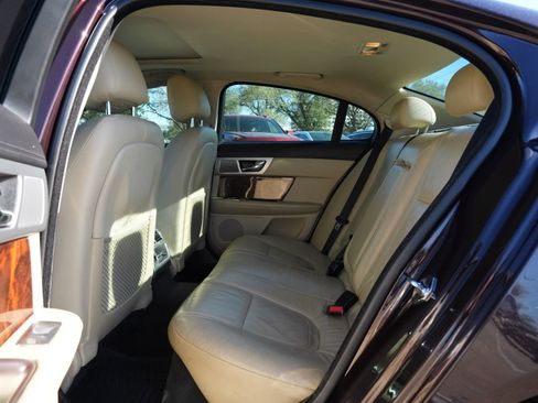 Used 2013 Jaguar XF image 18