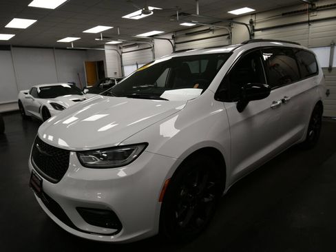Used 2025 Chrysler Pacifica Limited FWD image 4