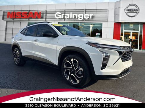 Used 2025 Chevrolet Trax RS w/ Sunroof Package image 1