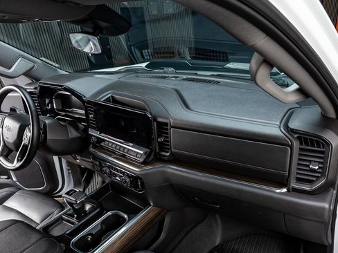 Used 2024 Chevrolet Silverado 1500 LT Trail Boss w/ Convenience Package II AWD/4WD image 17