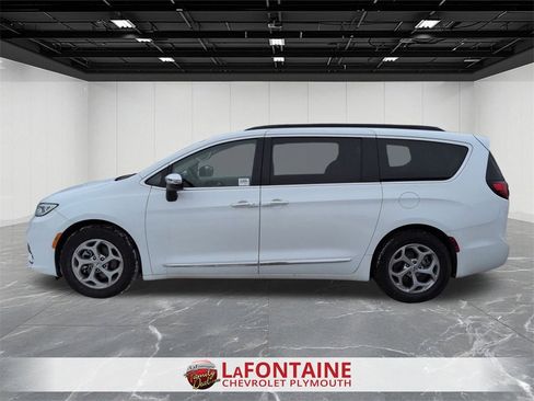 Used 2023 Chrysler Pacifica Limited image 5