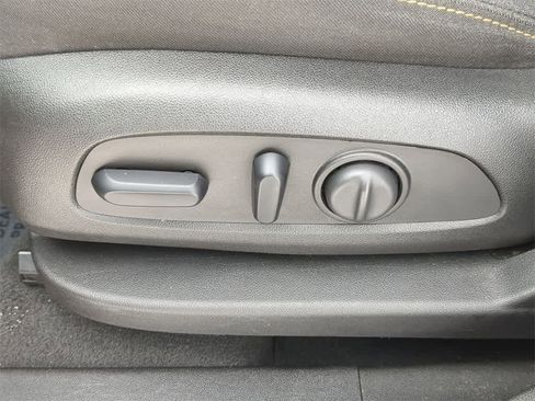 Used 2019 Chevrolet Equinox LT w/ Driver Convenience Package image 16