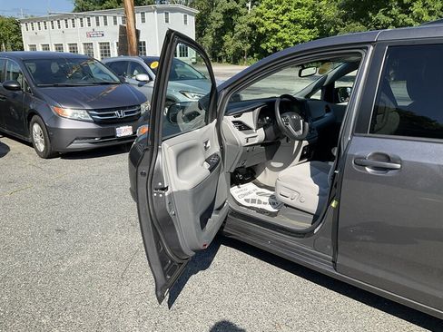 Used 2017 Toyota Sienna LE AWD/4WD image 20