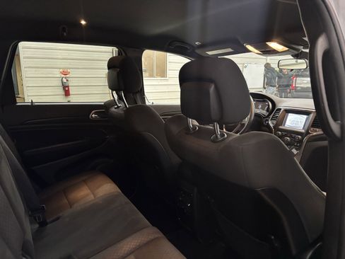 Used 2019 Jeep Grand Cherokee Laredo image 32