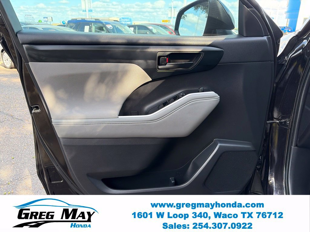 Used 2021 Toyota Highlander LE FWD image 24