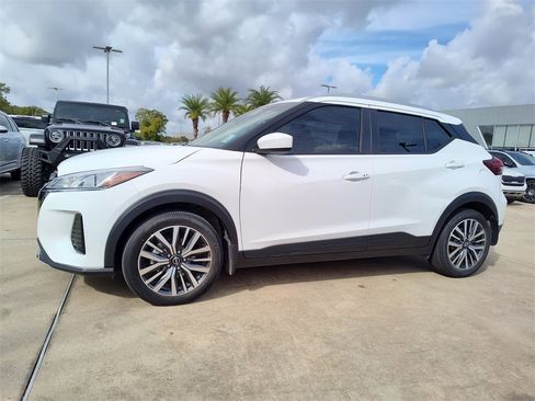 Used 2023 Nissan Kicks SV image 3