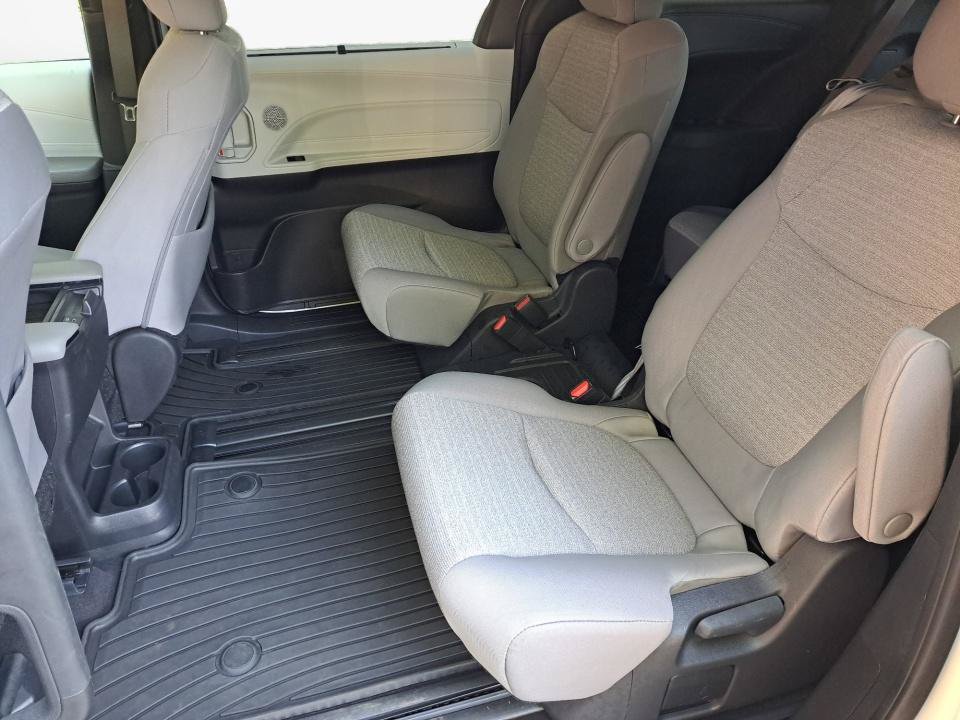 Used 2025 Toyota Sienna LE AWD/4WD image 14